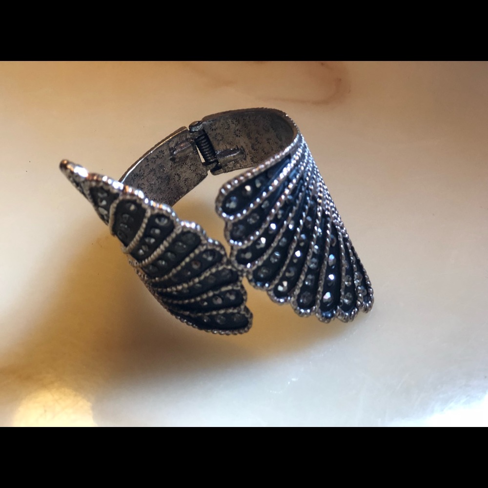 Metal clutch bracelet
